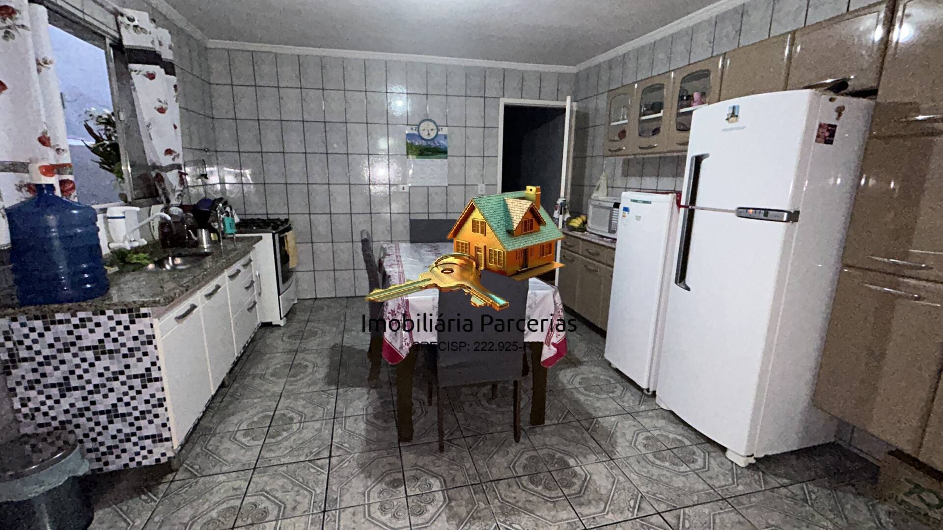 Imóvel com 2 casas na Fazendinha Excelente Localização Garagem Coberta !