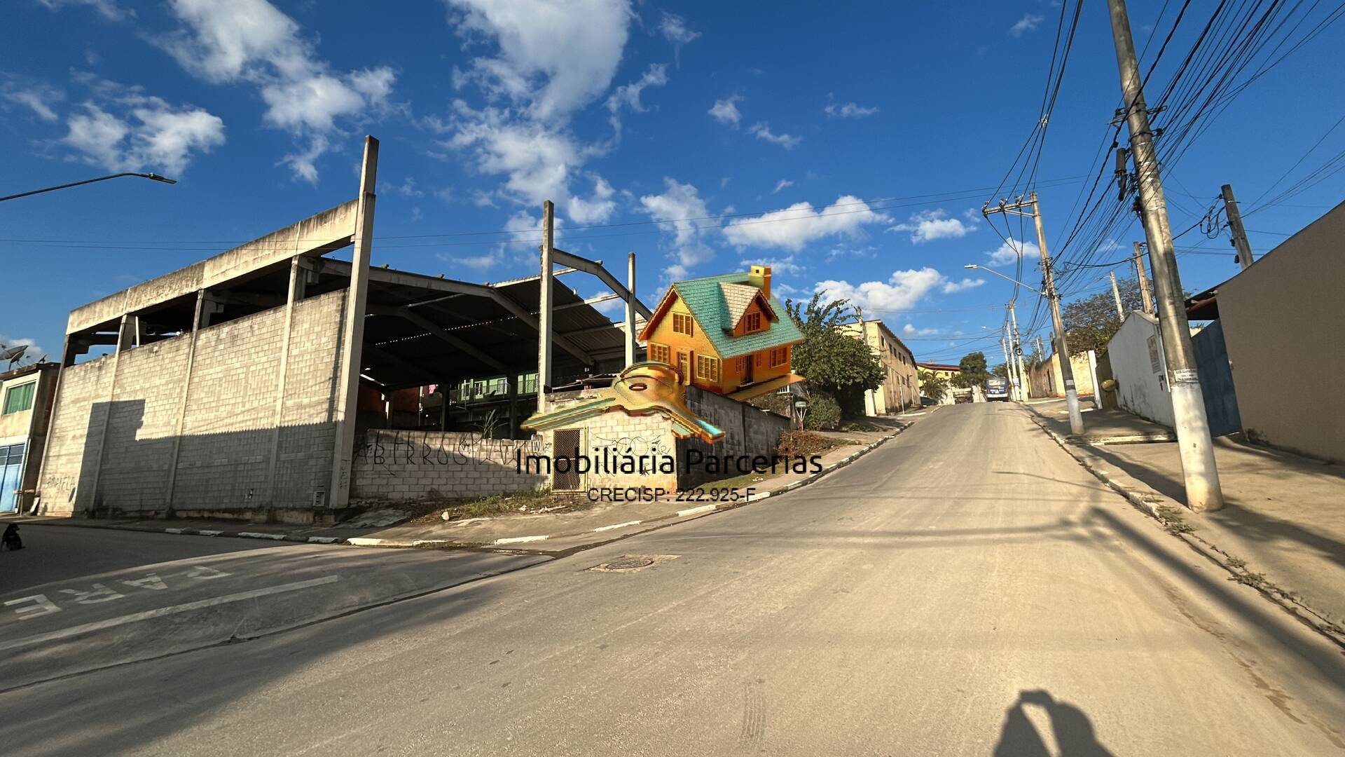Galpão comercial de esquina com 250m2 A/C em Santana de Parnaíba !