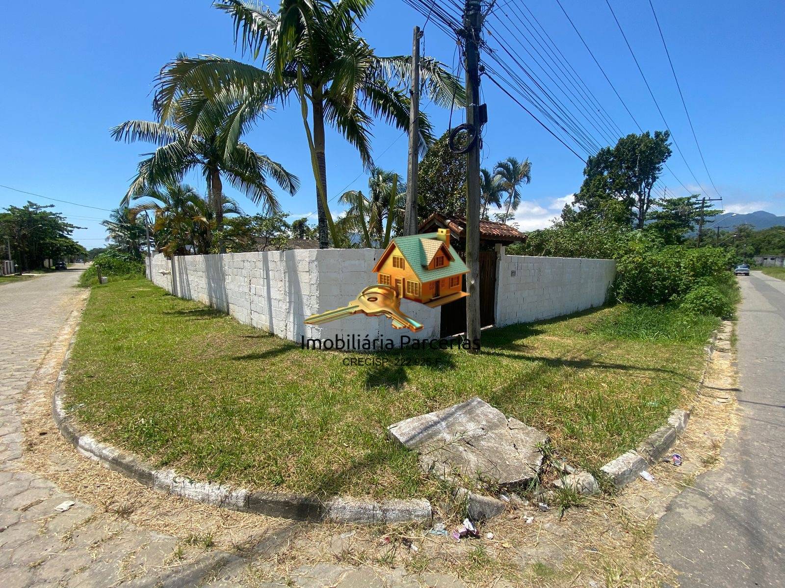 Casa de esquina no Litoral de São Paulo Peruibe 3 Dormitórios 1 Suite !